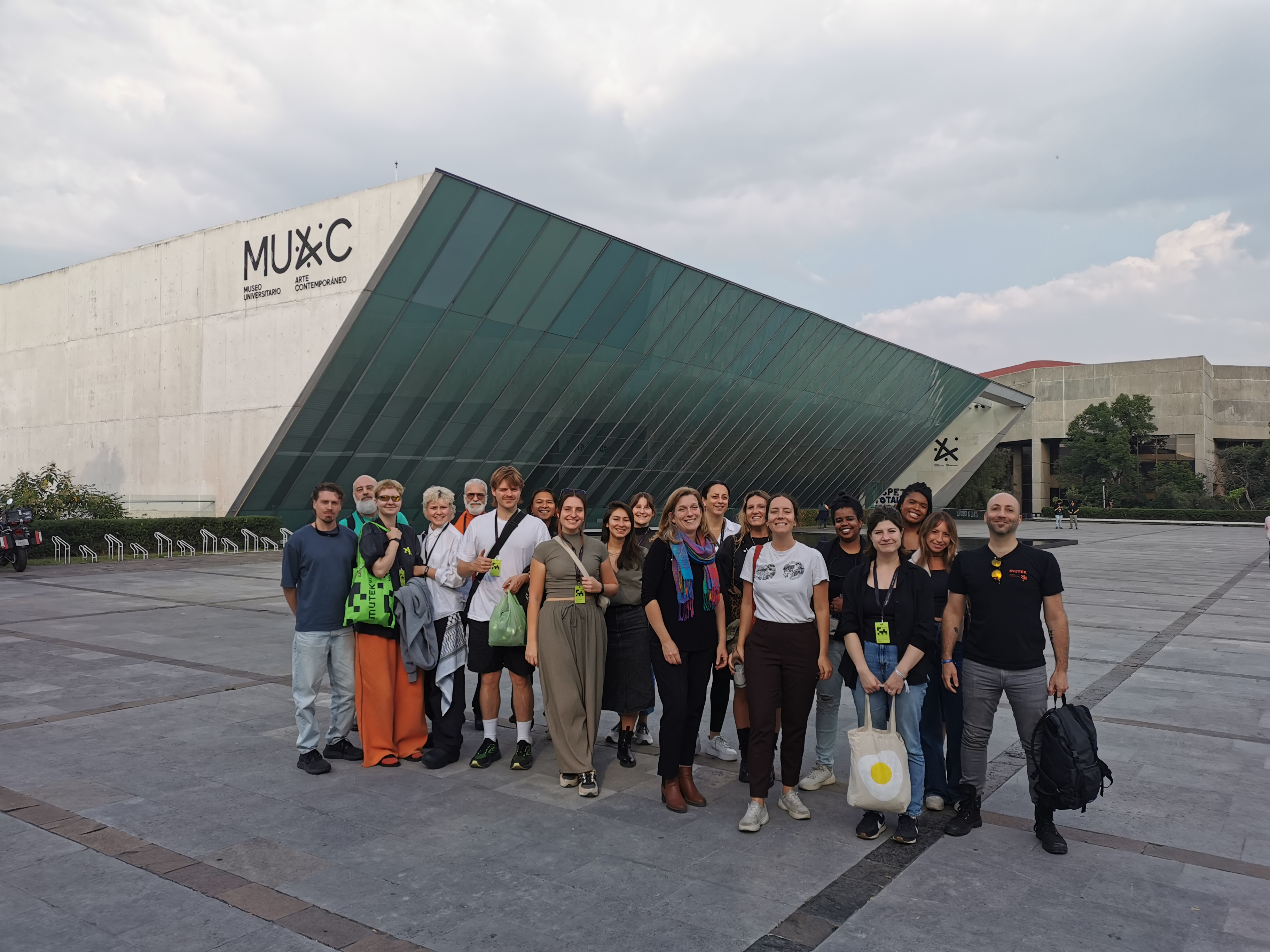 Un groupe d'environ 20 personnes posant devant le musée MUAC à Mexico au Mexique