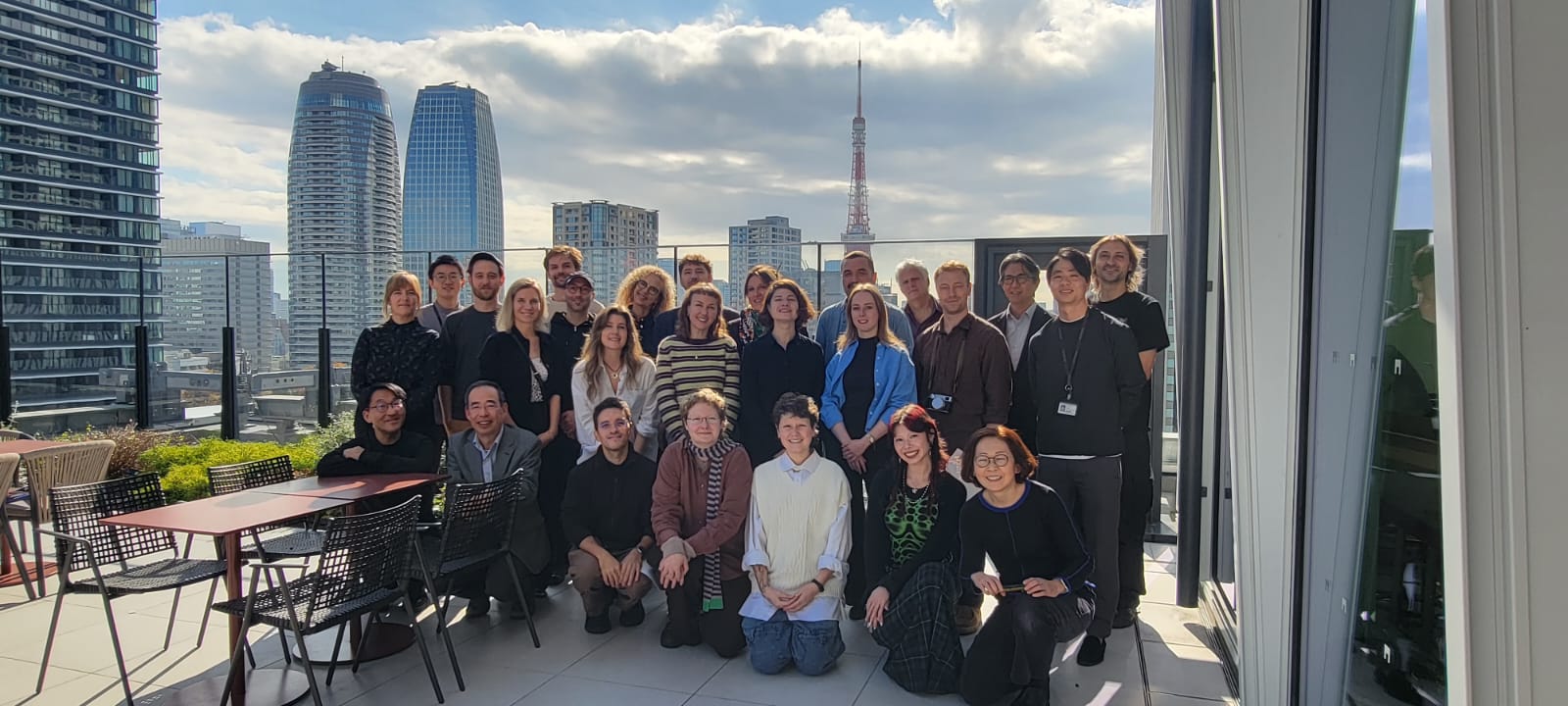 un groupe de personnes posant sur le toit d'un édifice à Tokyo, Japon.